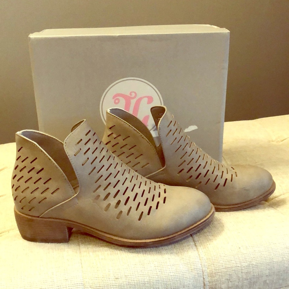 ⚡️Grey perforated booties.